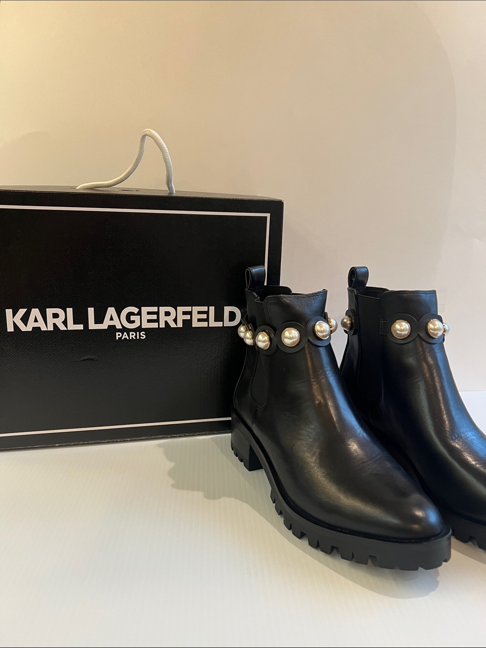 New Karl Lagerfeld Women’s Black Leather Pearl-Trim Chelsea Boots in Size 10